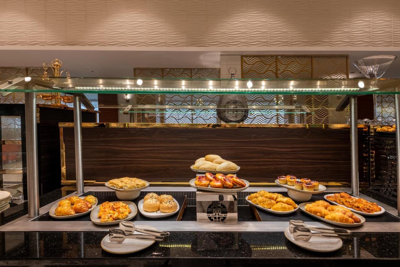 Nivel Hotel Abha Khamis Mushait Exteriör bild A buffet at a hotel